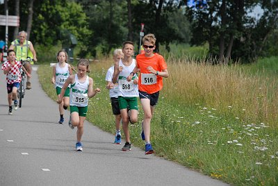 De jeugd onderweg tijdens het 4e Rondje Schoolmeester