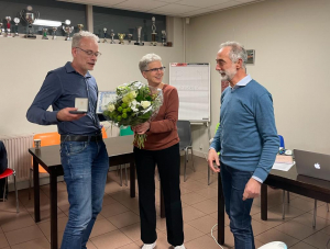 Mike krijgt oorkonde, speldje en bloemen van Wilma en Fons