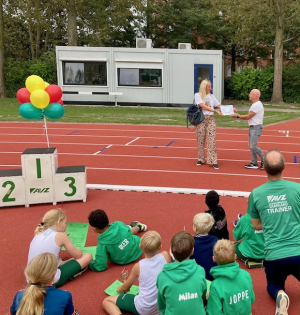 Rabo draagt cheque over aan Jaap Bijkerk