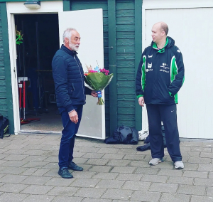 Fons spreekt een dankwoord uit en geeft bloemen aan Frank