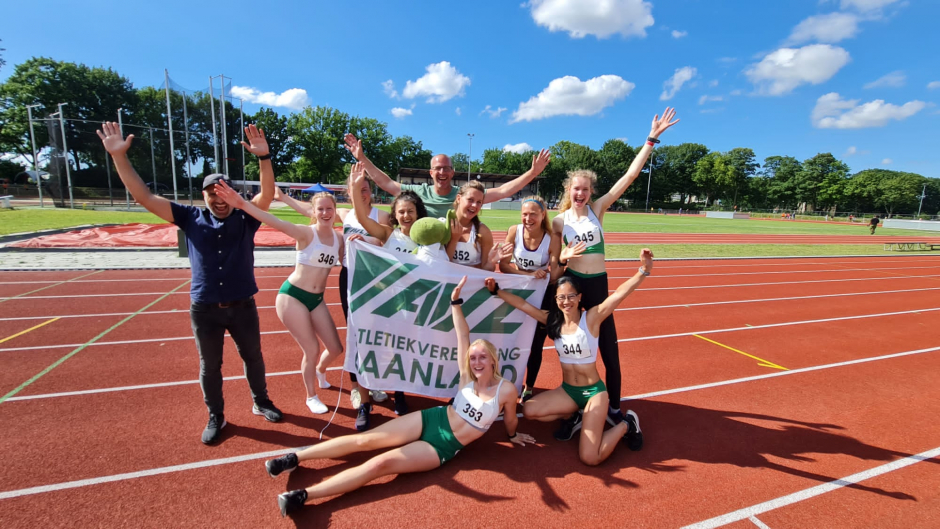 Team dames handhaaft in 1e divisie (met vlag)