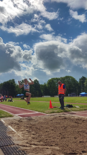 Anouk de Vries verspringen