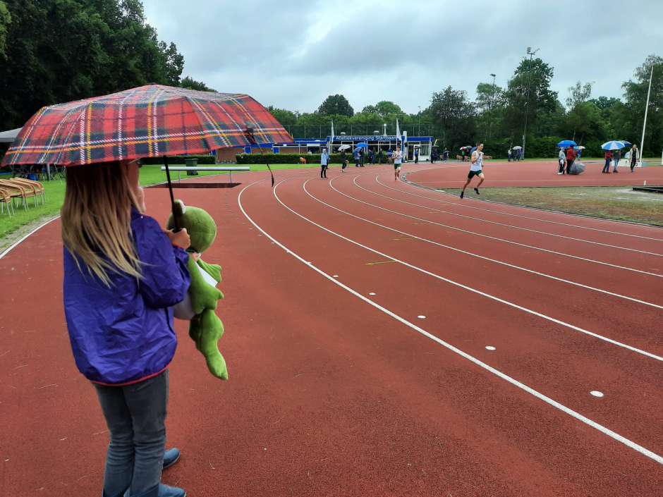 jelmer_de_gauw_pinkstermeerkamp_2022_1500m_aangemoedigd_door_inge_de_vries_en_de_zaanland_mascotte_2.jpg