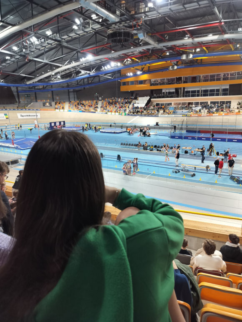 Malou kijkt met spanning naar de tweede groep hoogspringen