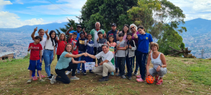 Overhandiging cheque aan de Stichting straatkinderen van Medellín