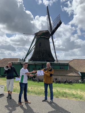 Henk overhandigt de cheque aan Peter krijgt de cheque van Henk