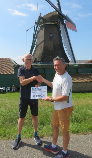 Overhandiging cheque aan de voedselbank